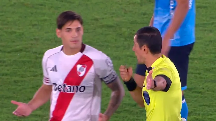 Lucas Martínez Quarta fue expulsado en el inicio del partido.