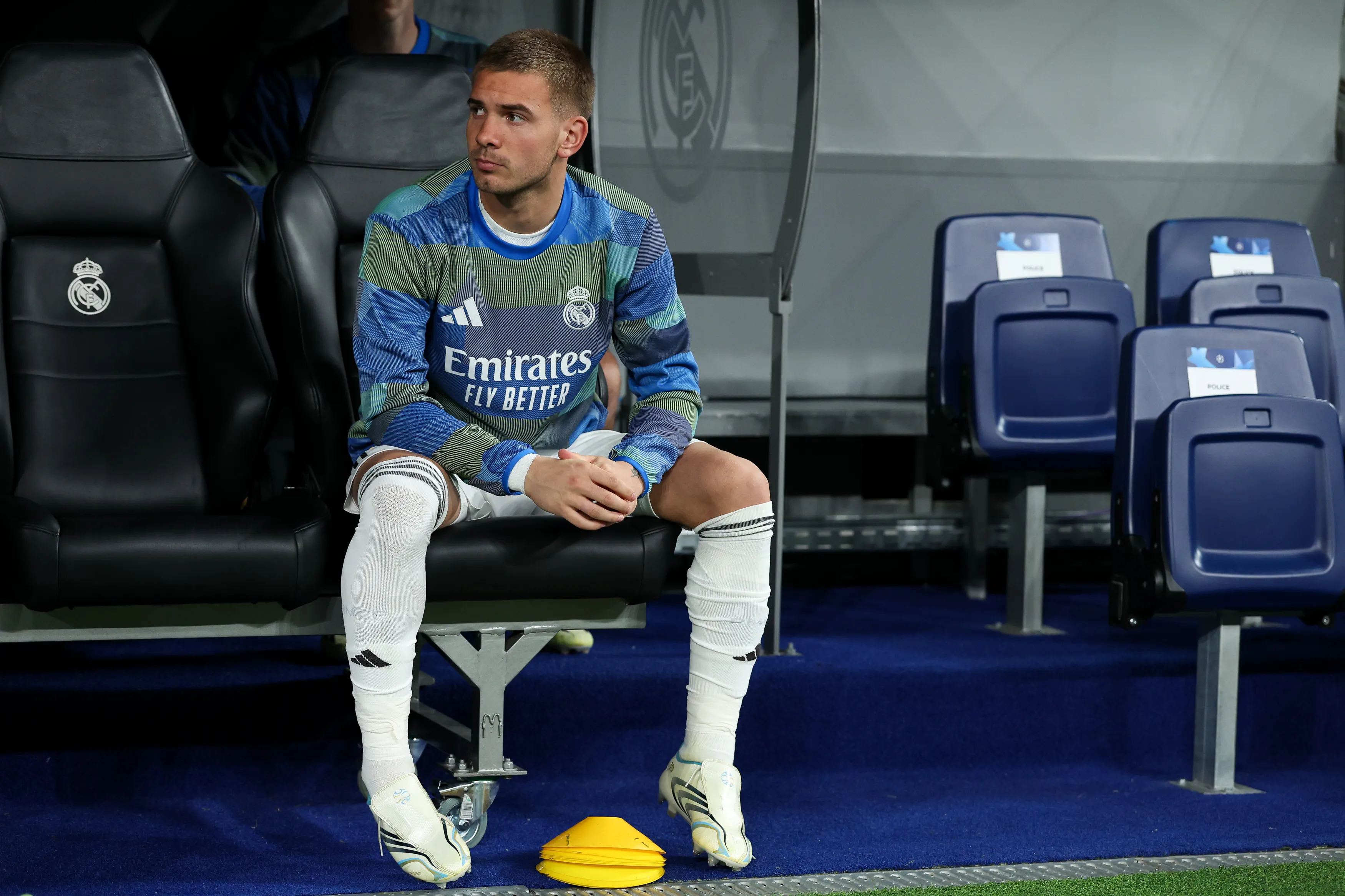 Mastantuono se quedó en el banco en el partido ante Bayern Munich.