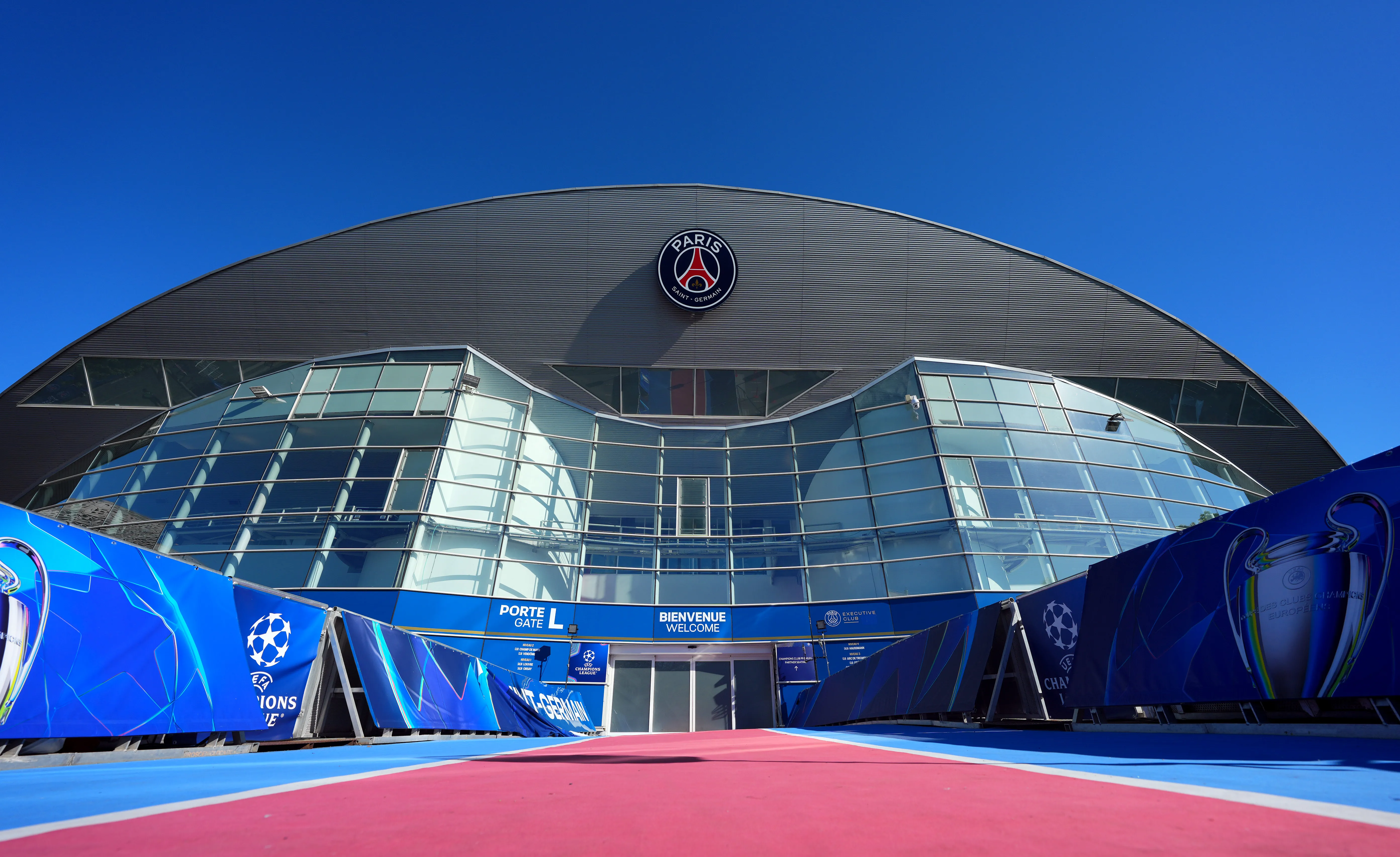 El nuevo alcalde de París retomó las negociaciones para la venta del recinto.