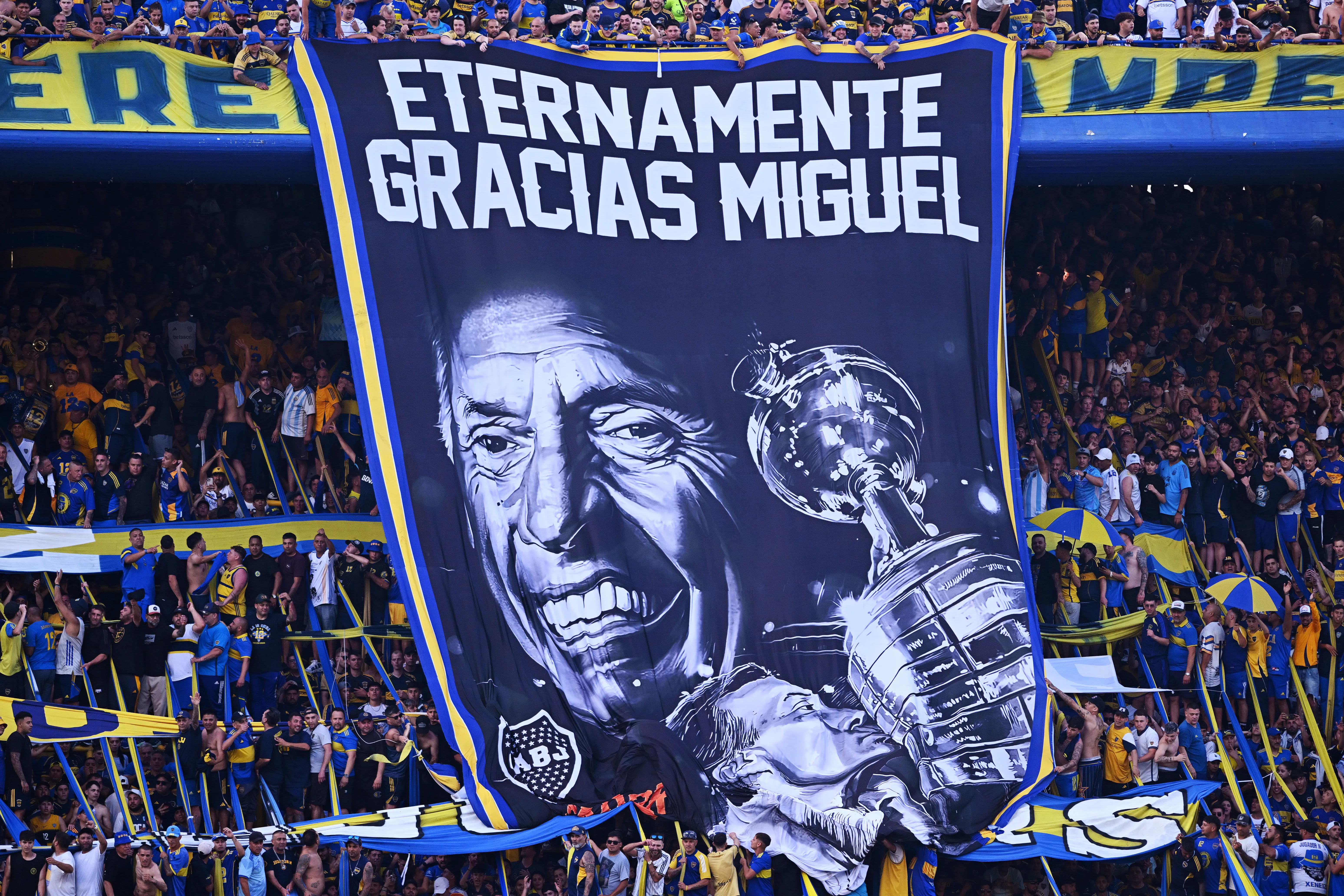 El homenaje de la hinchada de Boca tras el fallecimiento de Miguel Ángel Russo. (Getty Images)