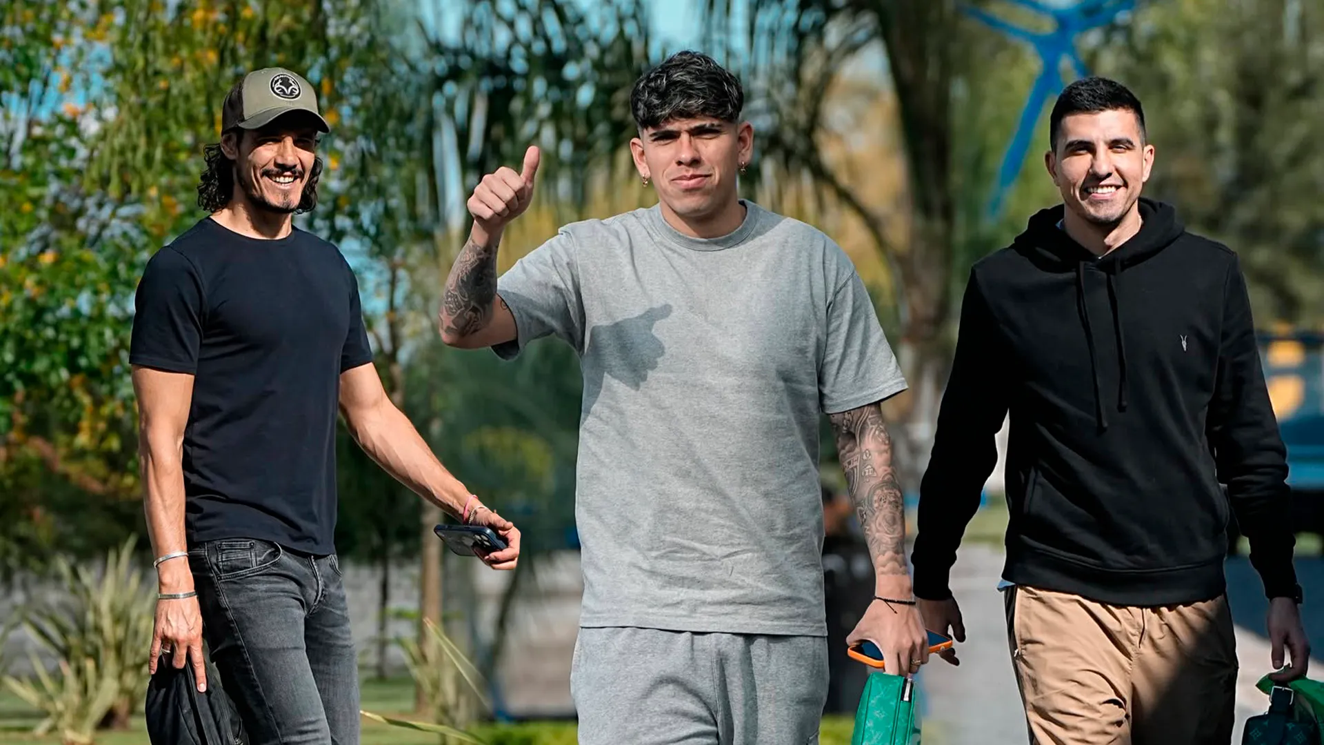 Edinson Cavani, Carlos Palacios y Rodrigo Battaglia llegando al entrenamiento. (Prensa Boca)