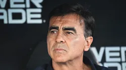 Gustavo Quinteros piensa en el partido ante Boca.