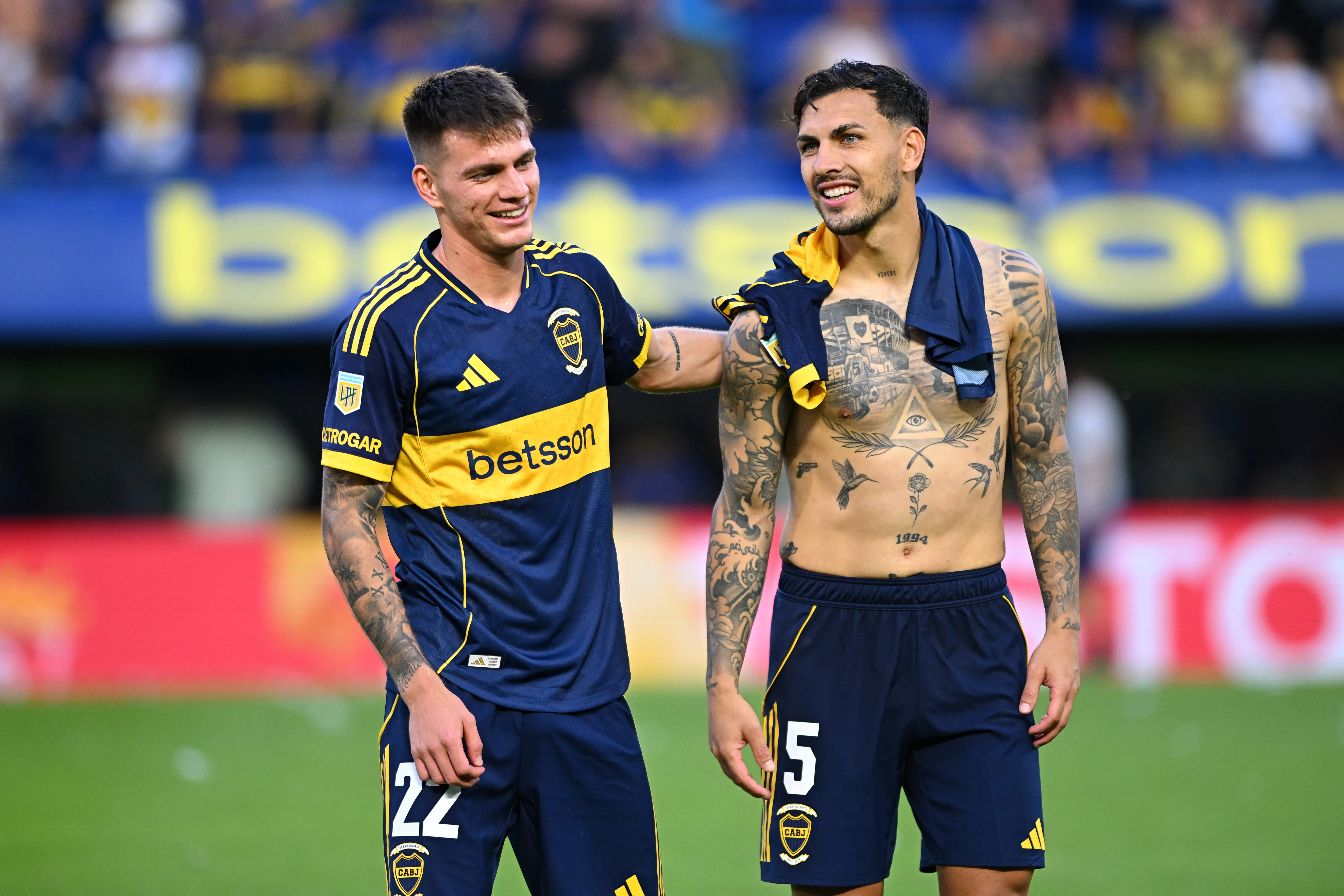 Kevin Zenón junto a Leandro Paredes. (Getty Images)