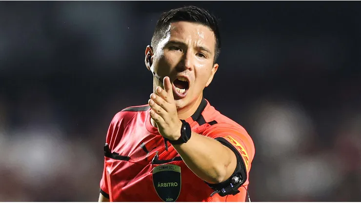 Kevin Ortega, el árbitro de River vs. Carabobo.