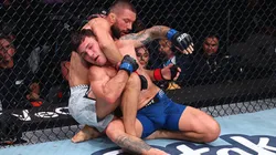 Mateusz Gamrot y Esteban Ribovics en el combate de UFC 327.