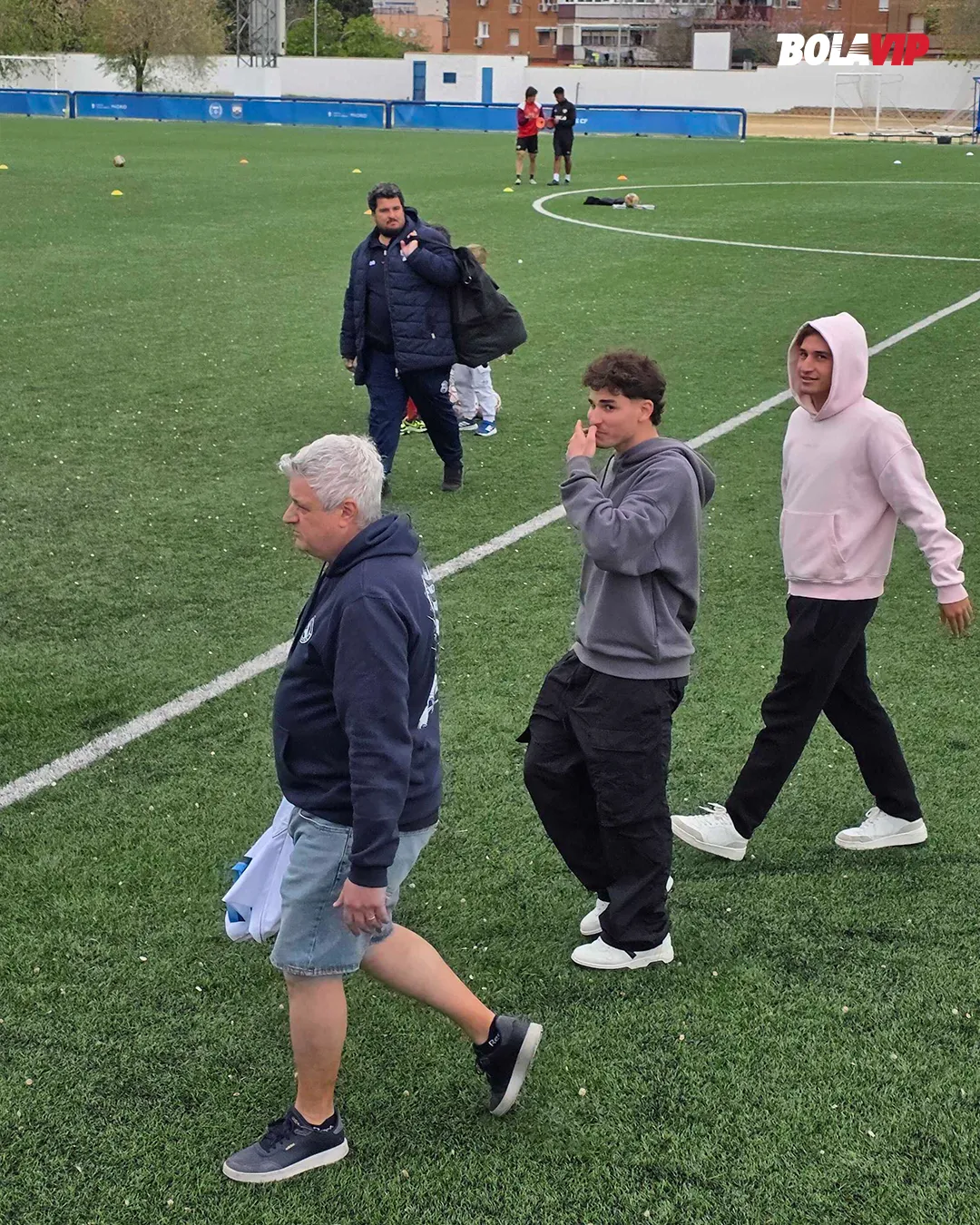 Álvarez fue a ver a sus hermanos, que se desempeñan en Club Argentino. (Foto: Bolavip).