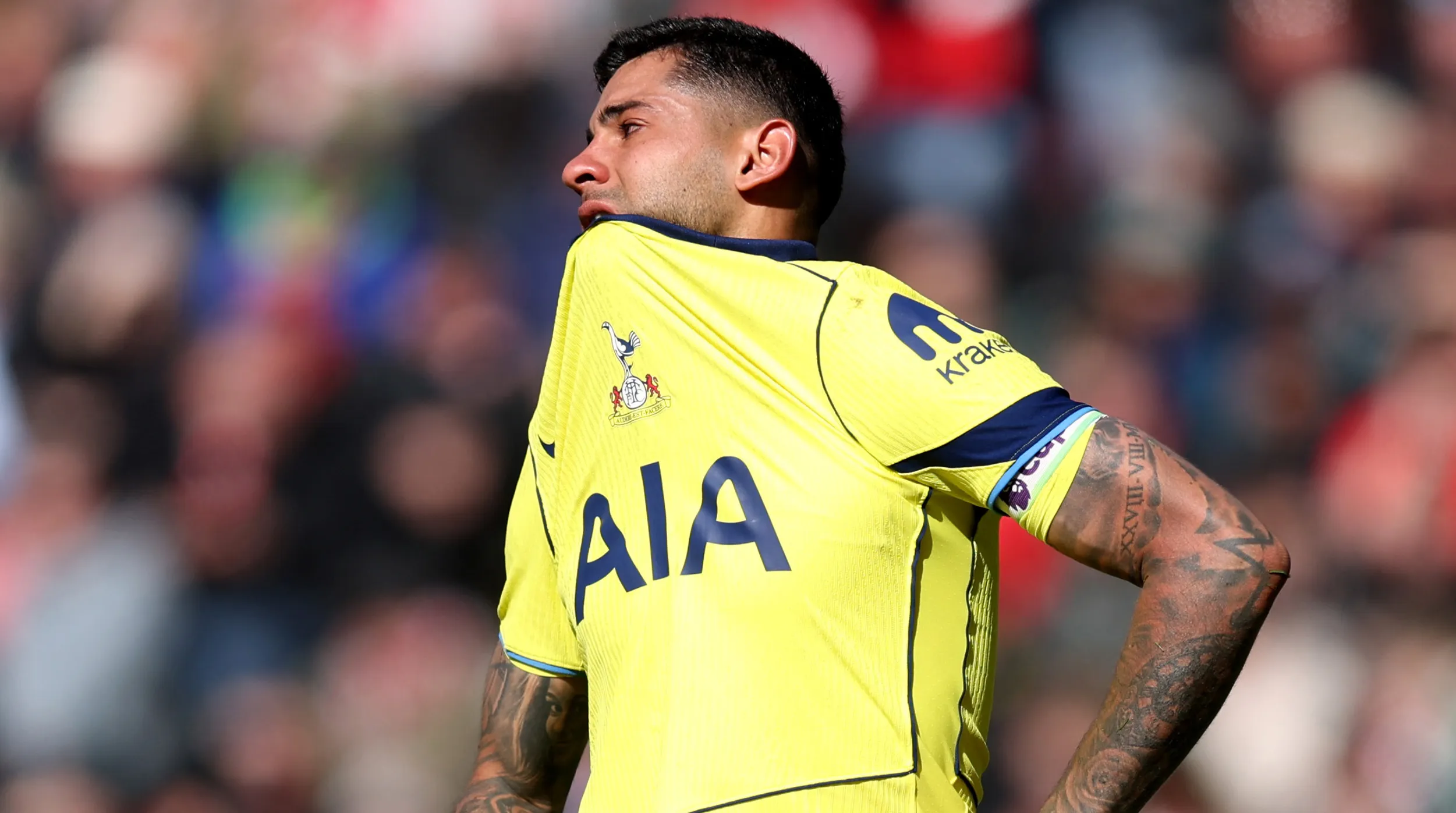 Romero tras pedir el cambio. (Foto: Getty).