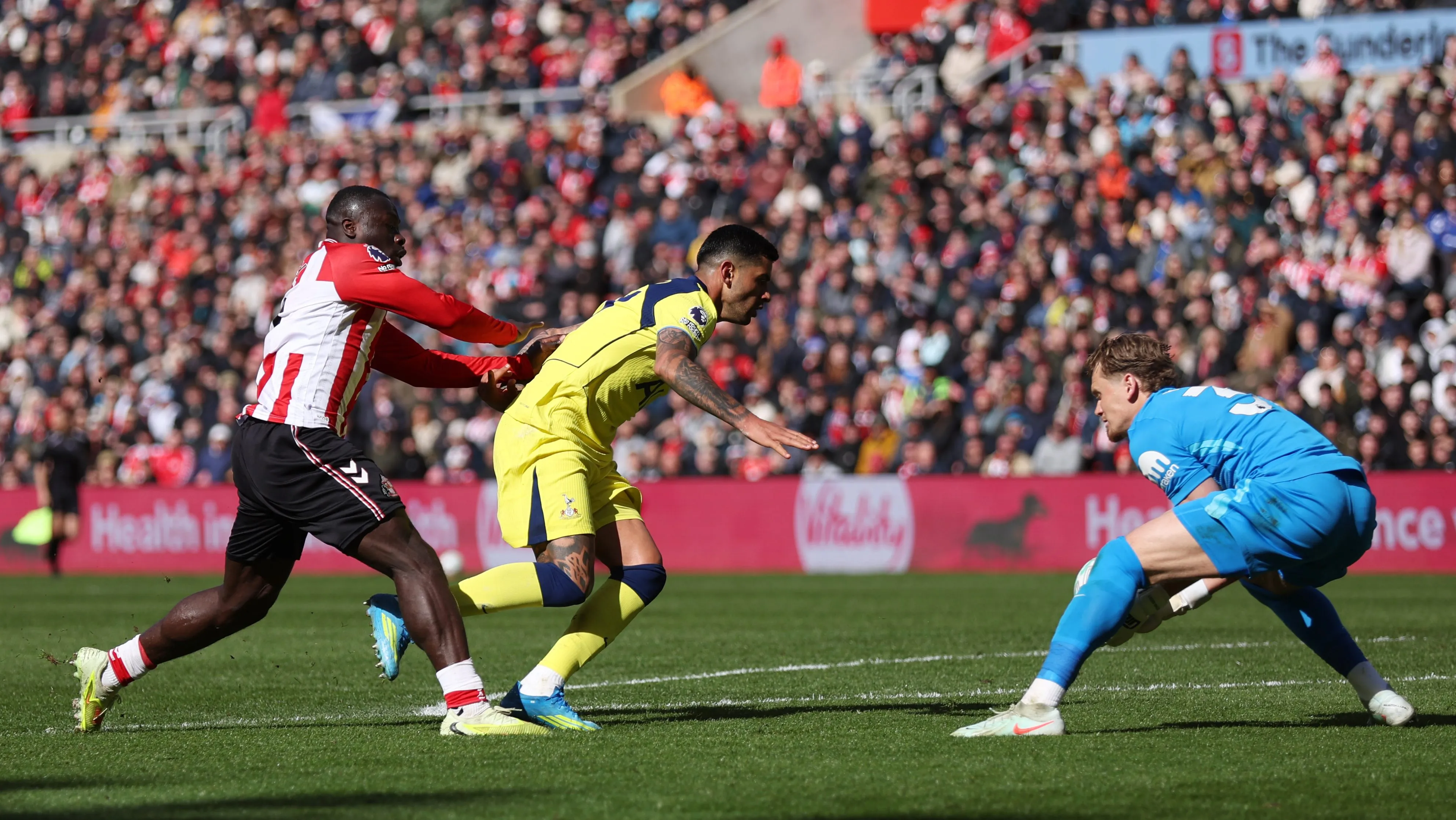 El momento del empujón al Cuti Romero.