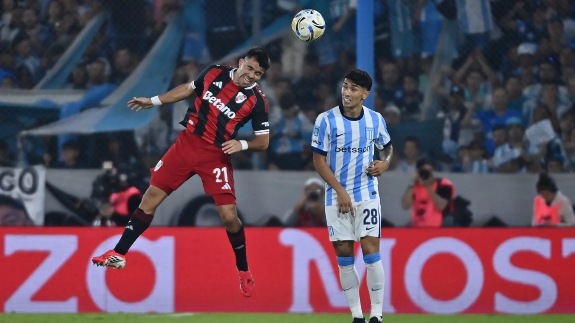 Marcos Acuña imponiéndose en lo alto. (Foto: Prensa River)