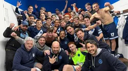 Julián Alvarez junto a los futbolistas de Club Argentino