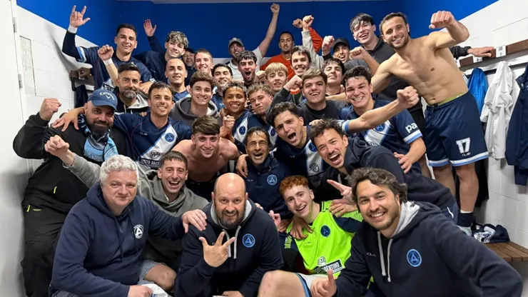 Julián Alvarez junto a los futbolistas de Club Argentino