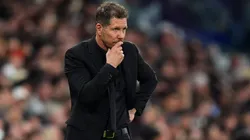 Diego Simeone se debate entre Juan Musso y Jan Oblak para que ataje en el Atlético de Madrid vs. Barcelona.