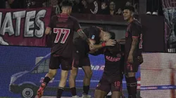 Lanús festeja su tanto agónico con el que venció a Banfield.