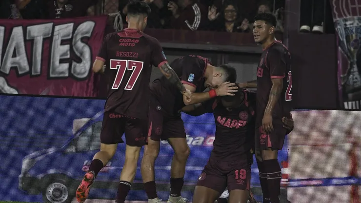 Lanús festeja su tanto agónico con el que venció a Banfield.