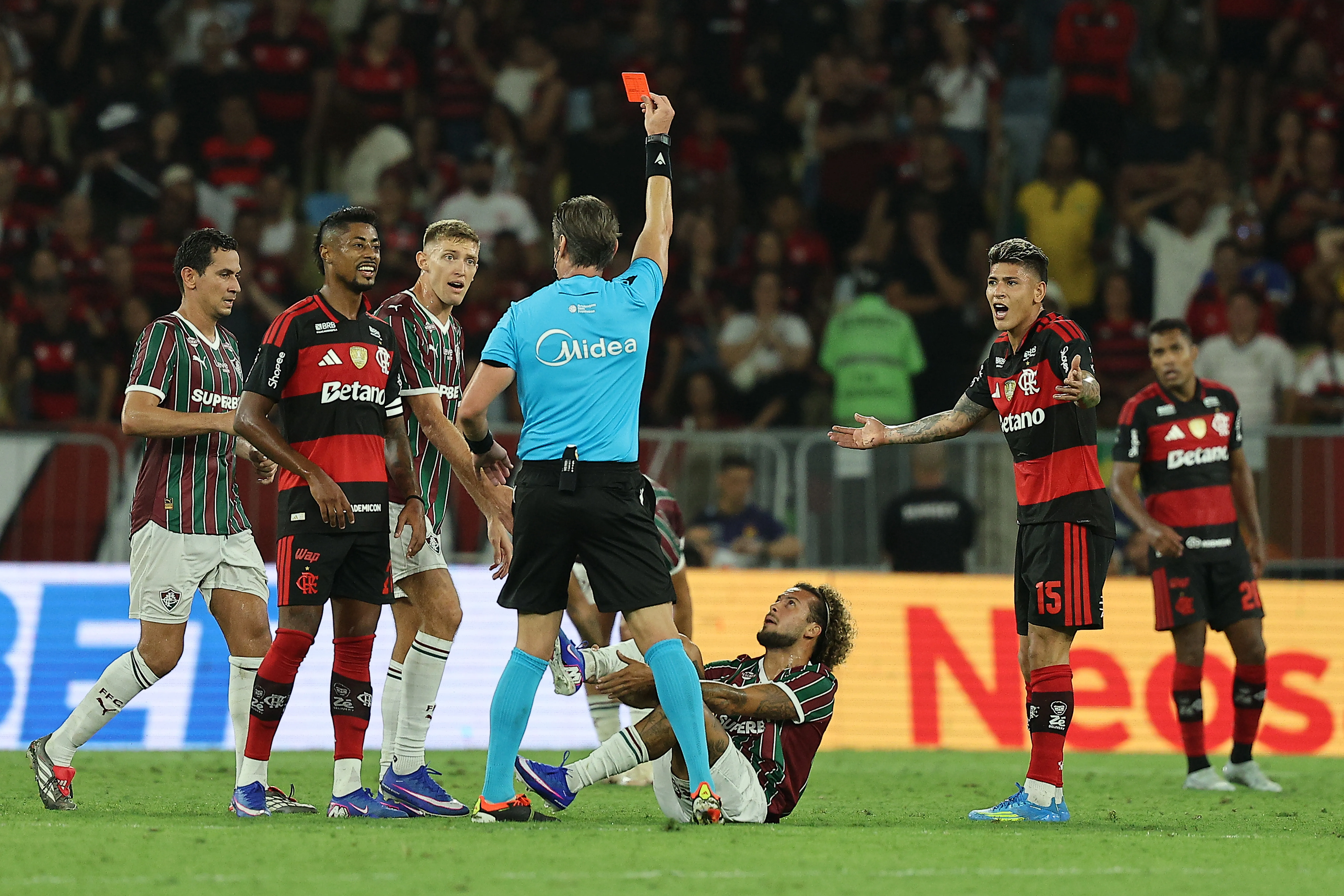 Carrascal vio la roja directa a minutos del final de ganar el clásico de Río de Janeiro (Getty Images).