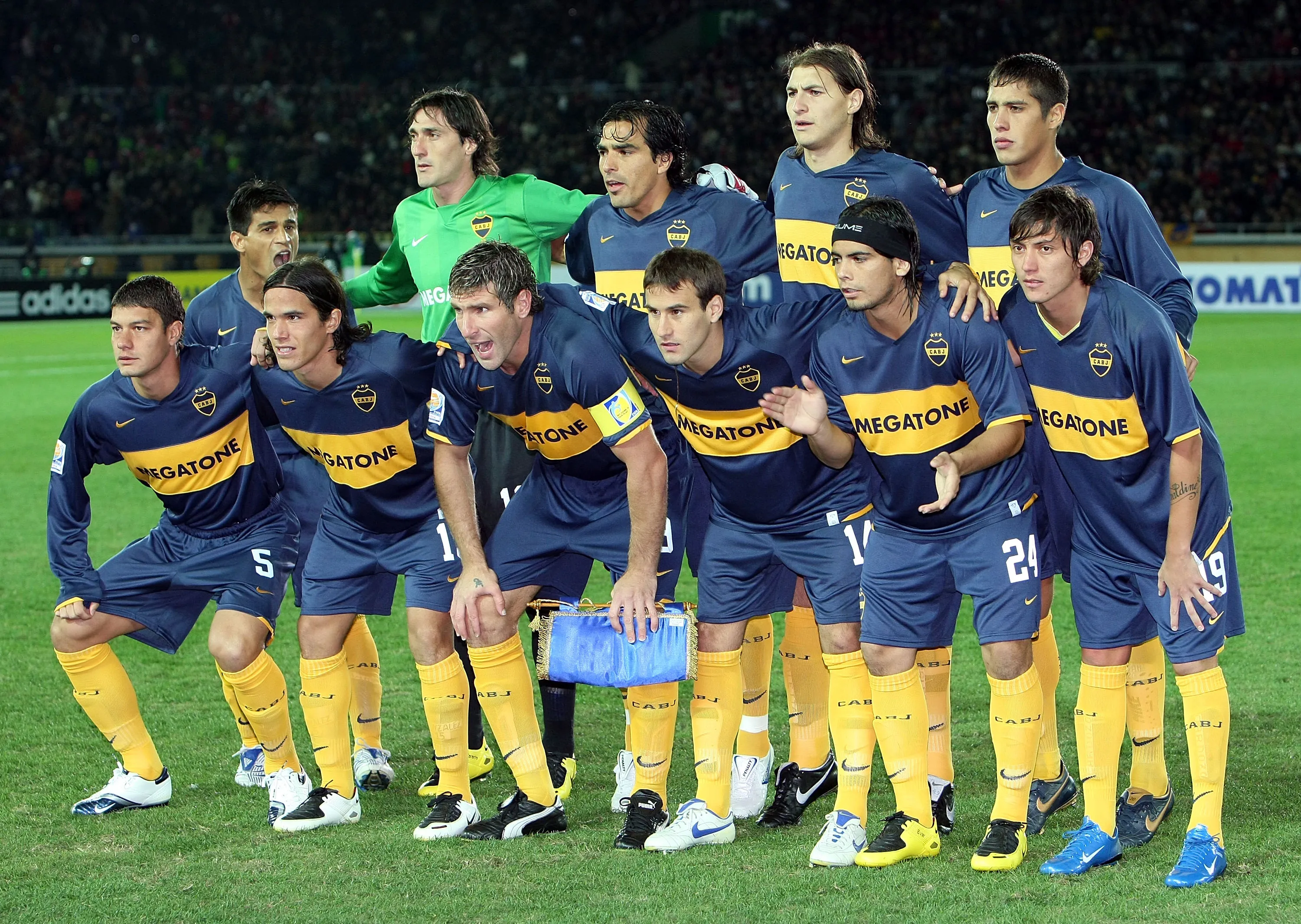 El Tata entre Battaglia y Palermo, con el equipo que venía de ganar la Libertadores 2007. Getty Images.