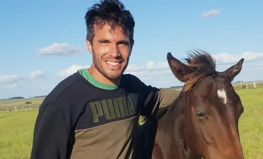 Alvaro González y los caballos. (Foto El Observador)