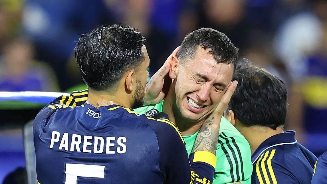 El arquero recibe consuelo de Paredes tras tomar conciencia de la gravedad de su lesión.