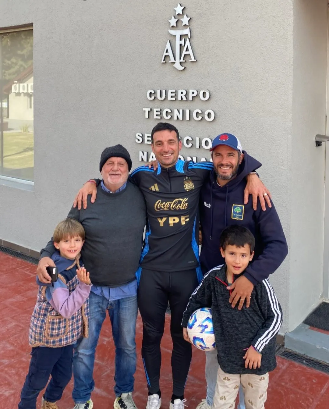 Alvaro González visitando a Scaloni en el predio de AFA. Foto IG.