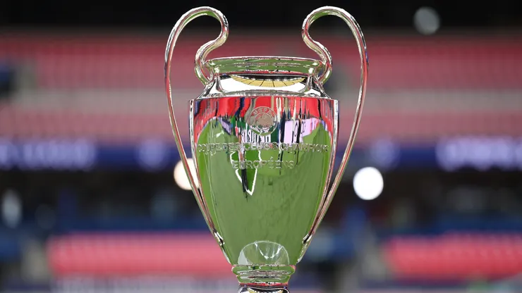 El trofeo de la Champions League espera por el nuevo campeón.