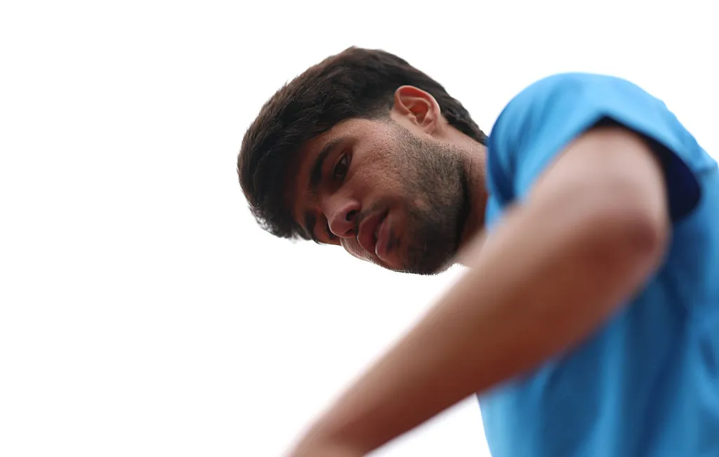 Alcaraz tuvo que bajarse de uno de sus torneos predilectos y ahora es duda su presencia en Madrid.