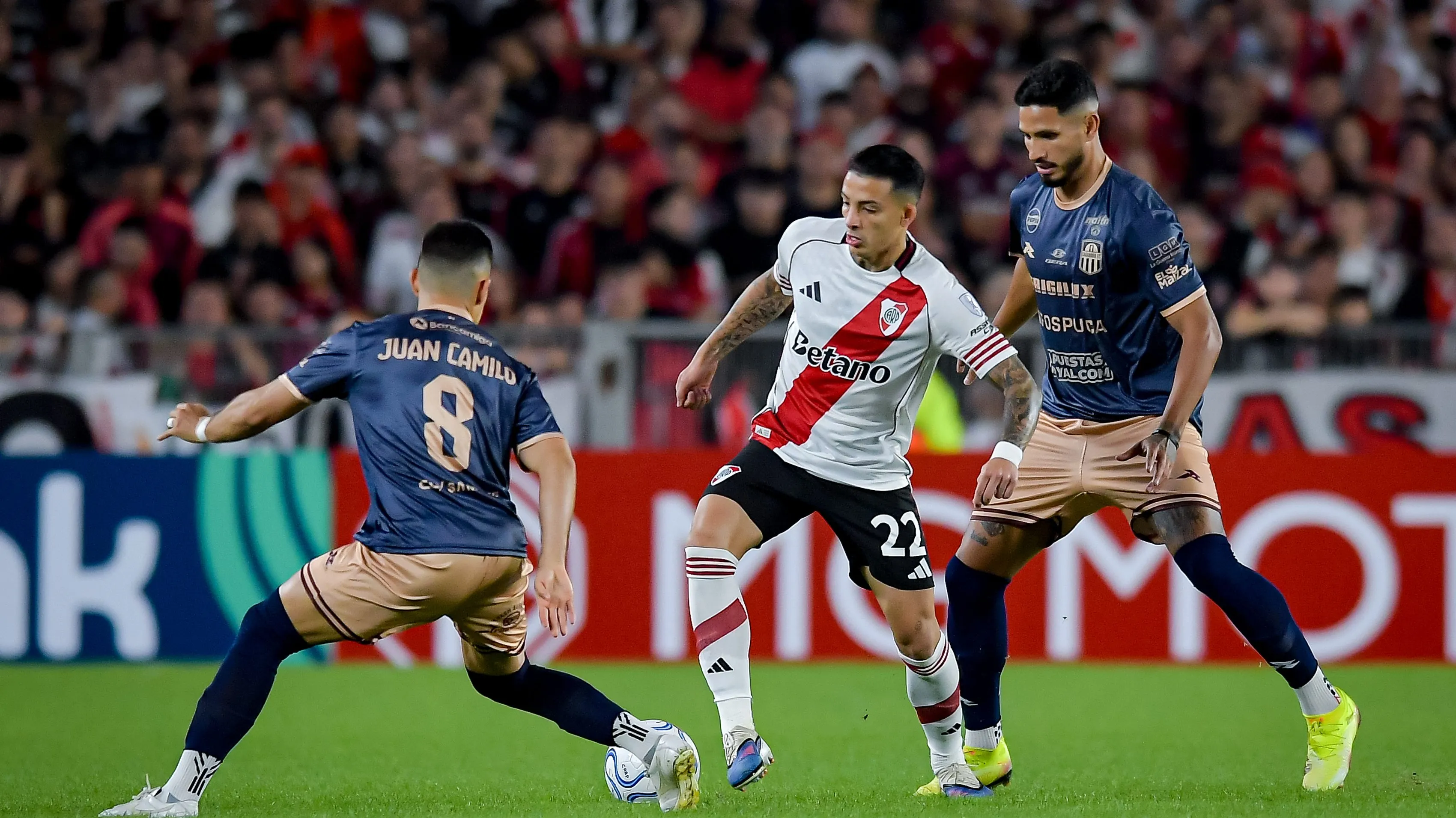 Kevin Castaño conduce la acción frente a Carabobo.