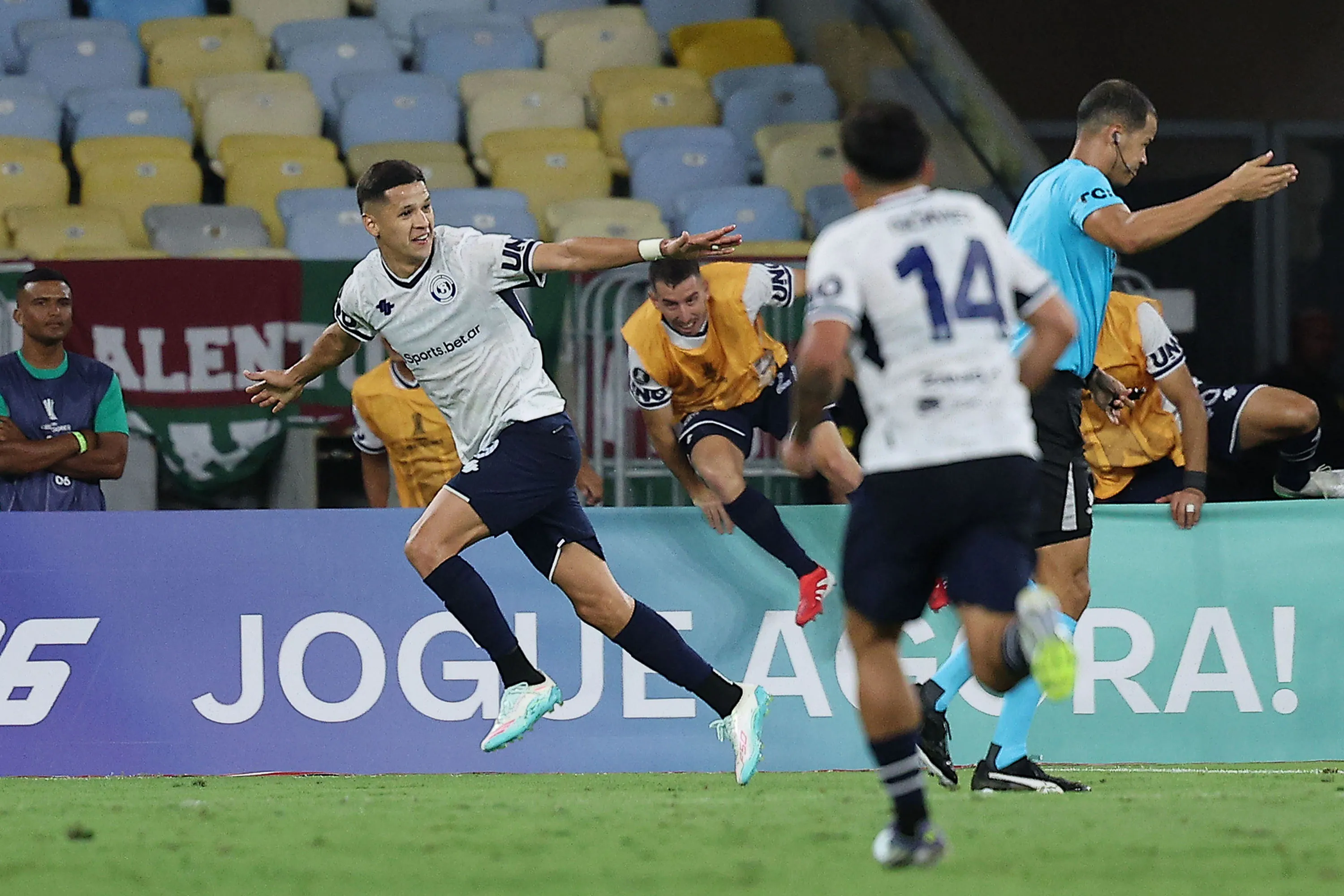 Álex Arce celebra el 2-1 final de Independiente Rivadavia ante Fluminense (Getty)