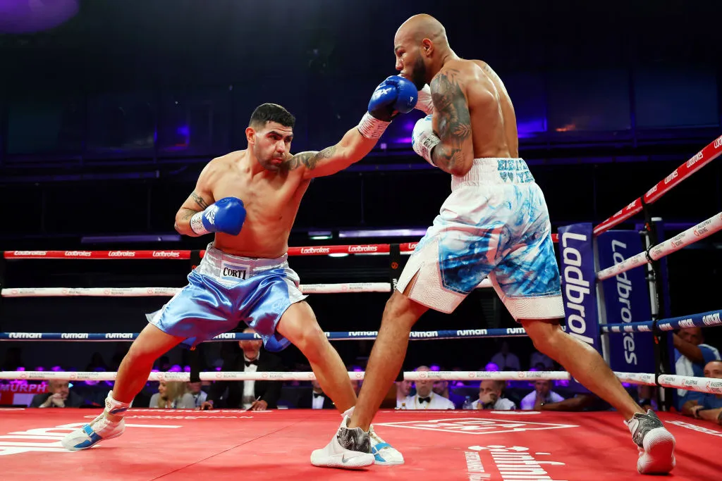 Brian Suárez en su primer combate en Inglaterra, ante Lindon Arthur.