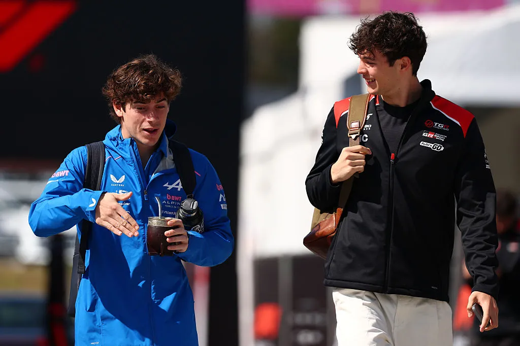 Bearman señaló que hubo una charla entre los pilotos para evitar que pase lo que terminó pasando. (Getty)