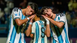Juan Policella y Giovanni Maroni celebran un gol de Argentina.