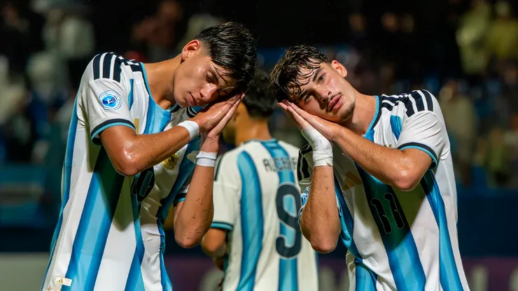 Juan Policella y Giovanni Maroni celebran un gol de Argentina.