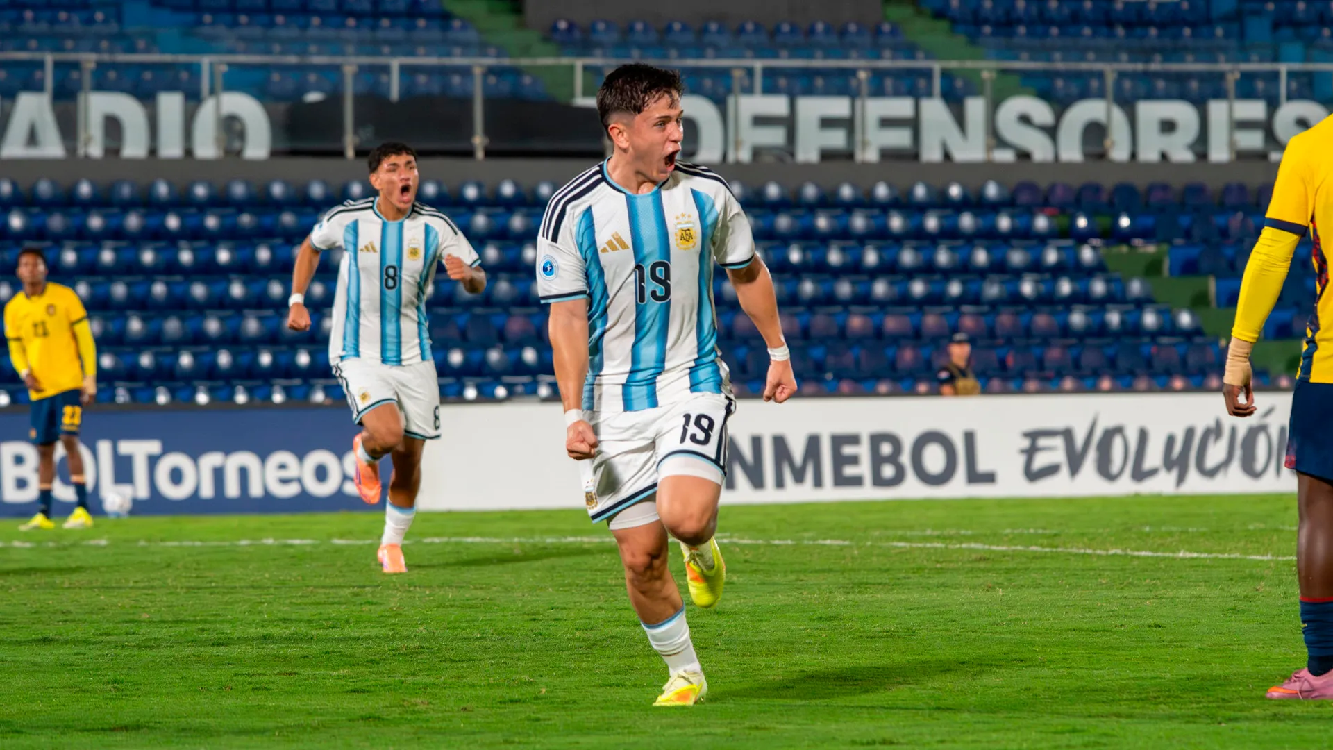 Facundo Salinas celebra su gol ante Ecuador.