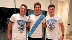 Rafa (enganche) y Agustín (lateral izquierdo), junto a Julián, con la camiseta del Granadero.