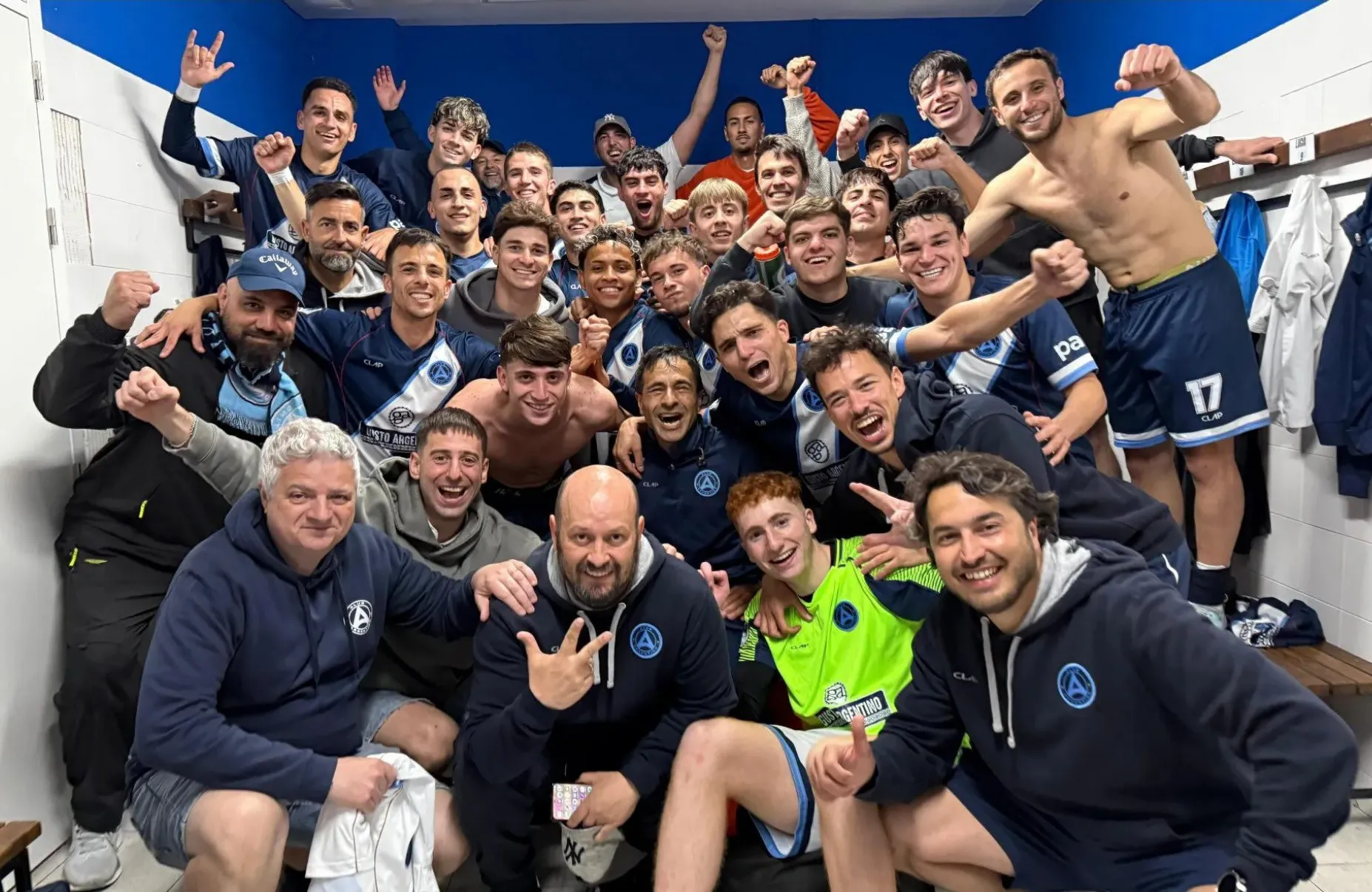 El festejo de todo el plantel del Granadero junto a Julián, en el vestuario ganador.