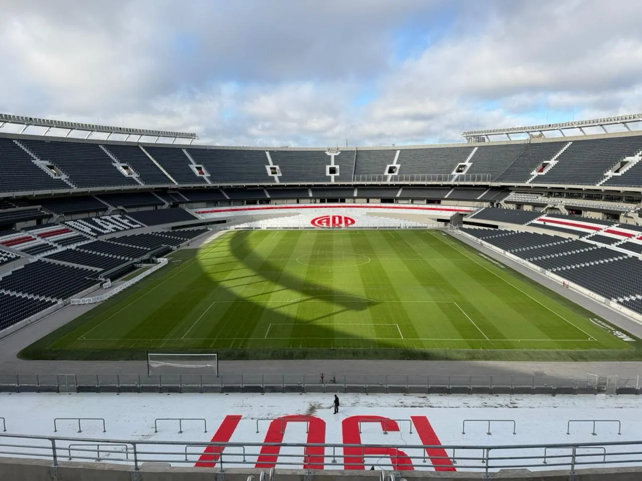 Así está el campo de juego del Monumental.