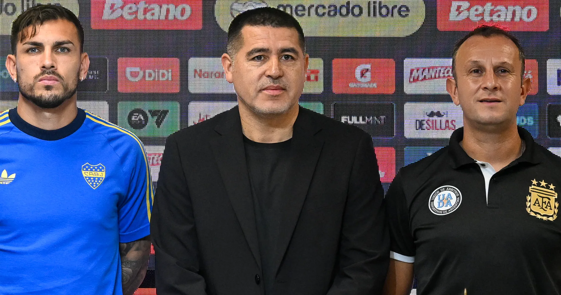 Riquelme, junto a Leandro Paredes, representaron a Boca en la conferencia de prensa previa al Superclásico. (LPF)