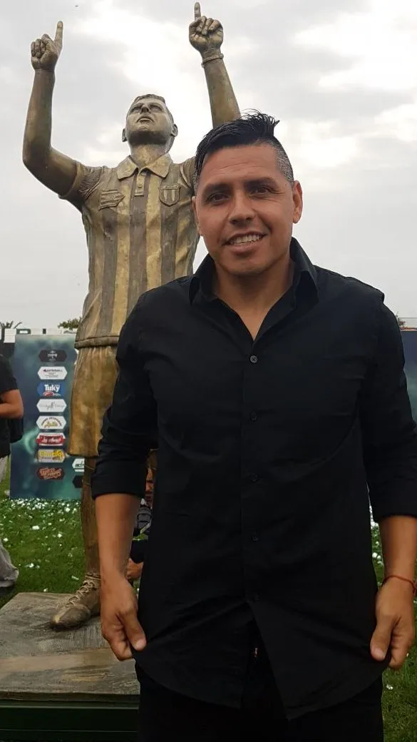 Christian Gomito Gómez y su estatua en Chicago. Foto Chicago.