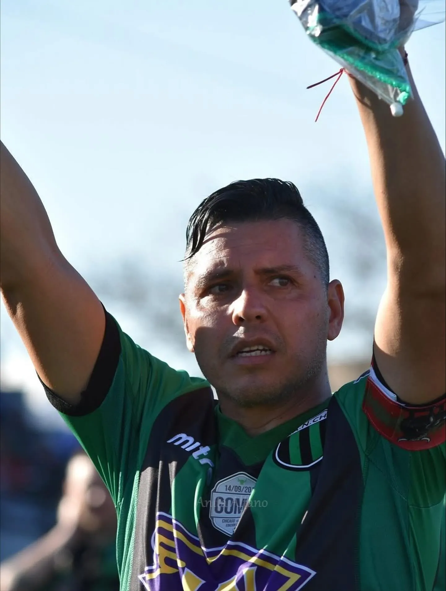 Gomito y el parche que recuerda el último ascenso a Primera. Foto Chicago.