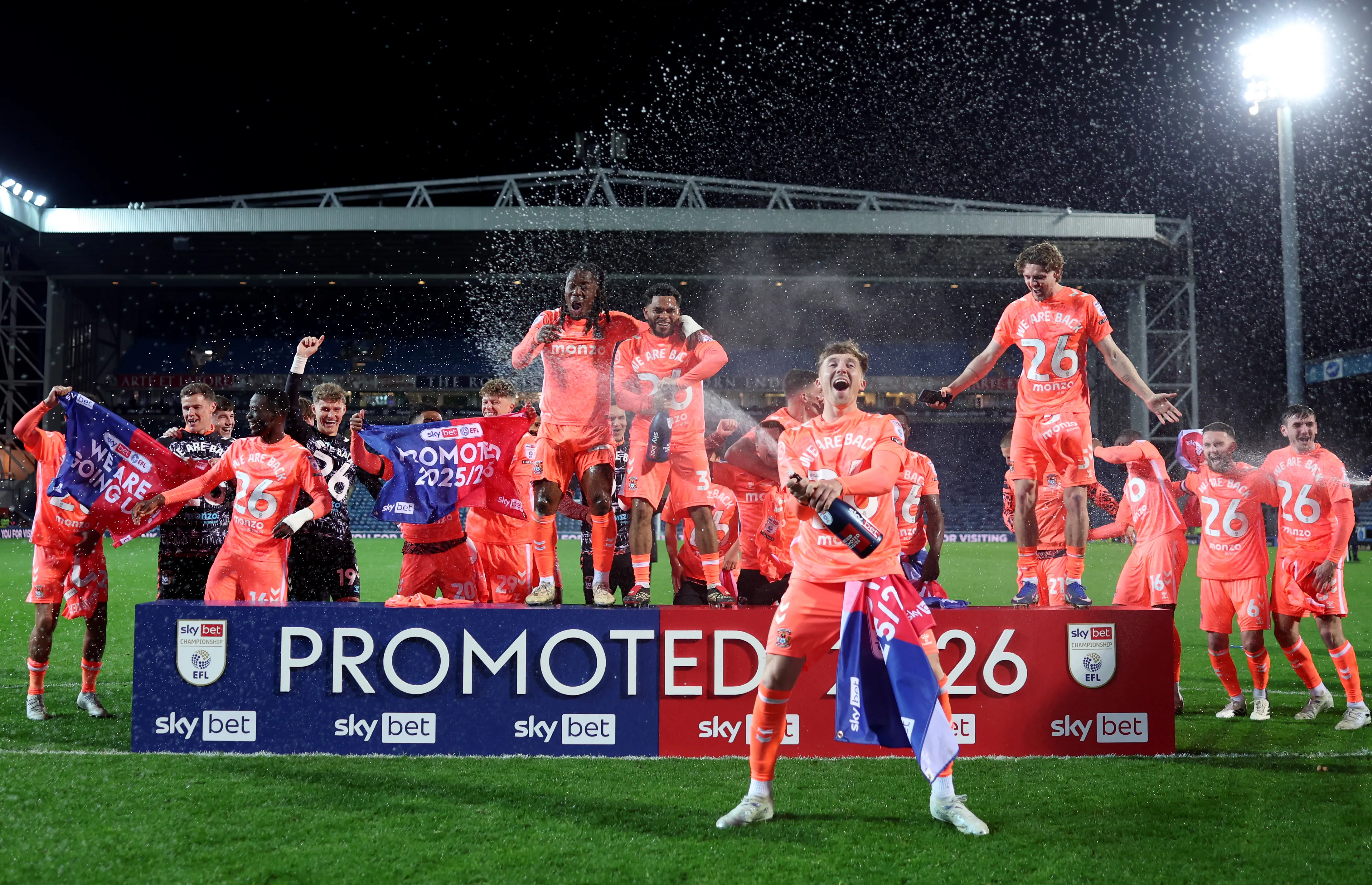 Los futbolistas de Convetry City festejando el ascenso a la Premier League. (Getty Images)