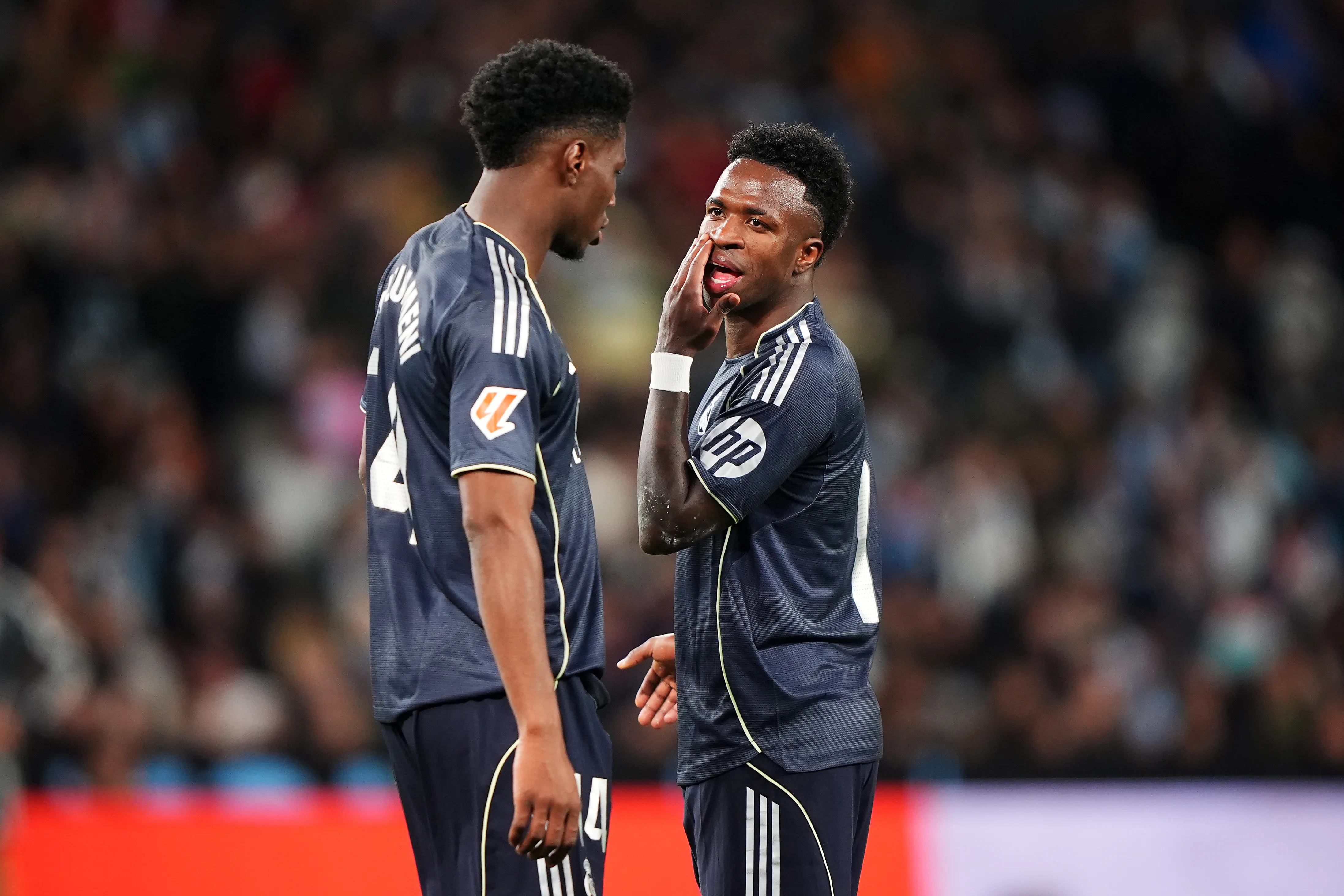 Diálogo entre Tchouaméni y Vinícius en Vigo.