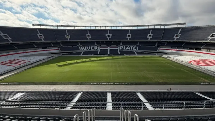 El campo de juego del Estadio Monumental antes del Superclásico.