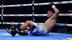 Braian Suárez, boxeador argentino tras ser noqueado por Ben Whittaker.