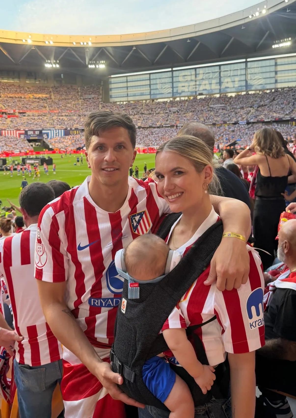 El sábado, alentando al equipo de su papá y de su hermano Giuliano en la final de la Copa del Rey. (Foto: Intagram @giansimeone)