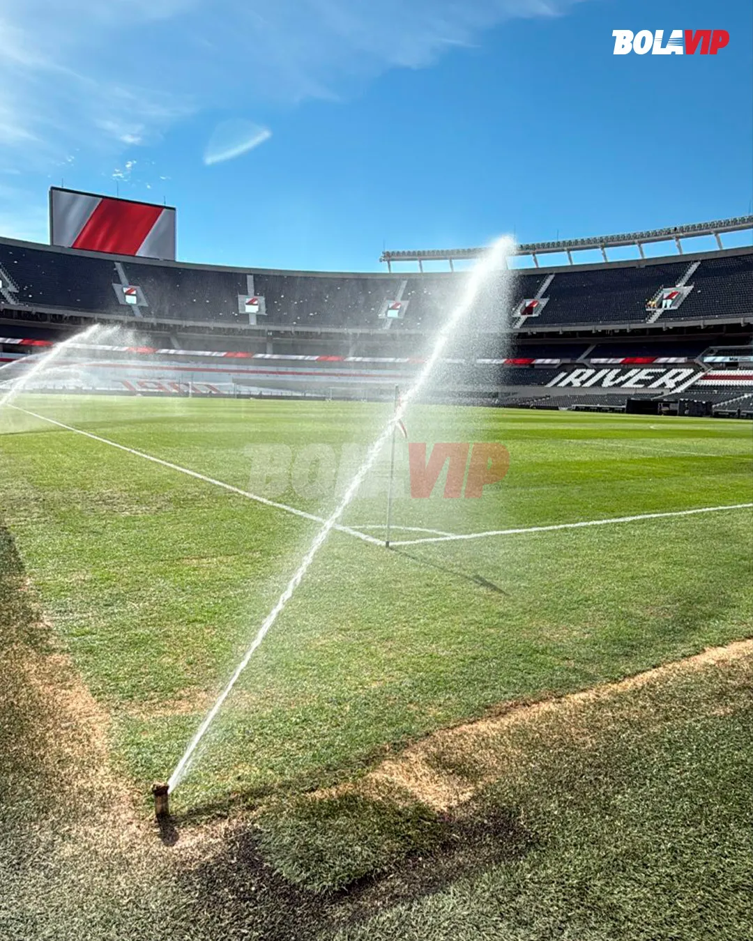 Riego y arena, así está el Monumental. (Foto: Bolavip).