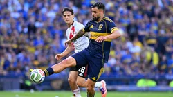 Milton Giménez cuida la pelota ante la marca de Martínez Quarta.