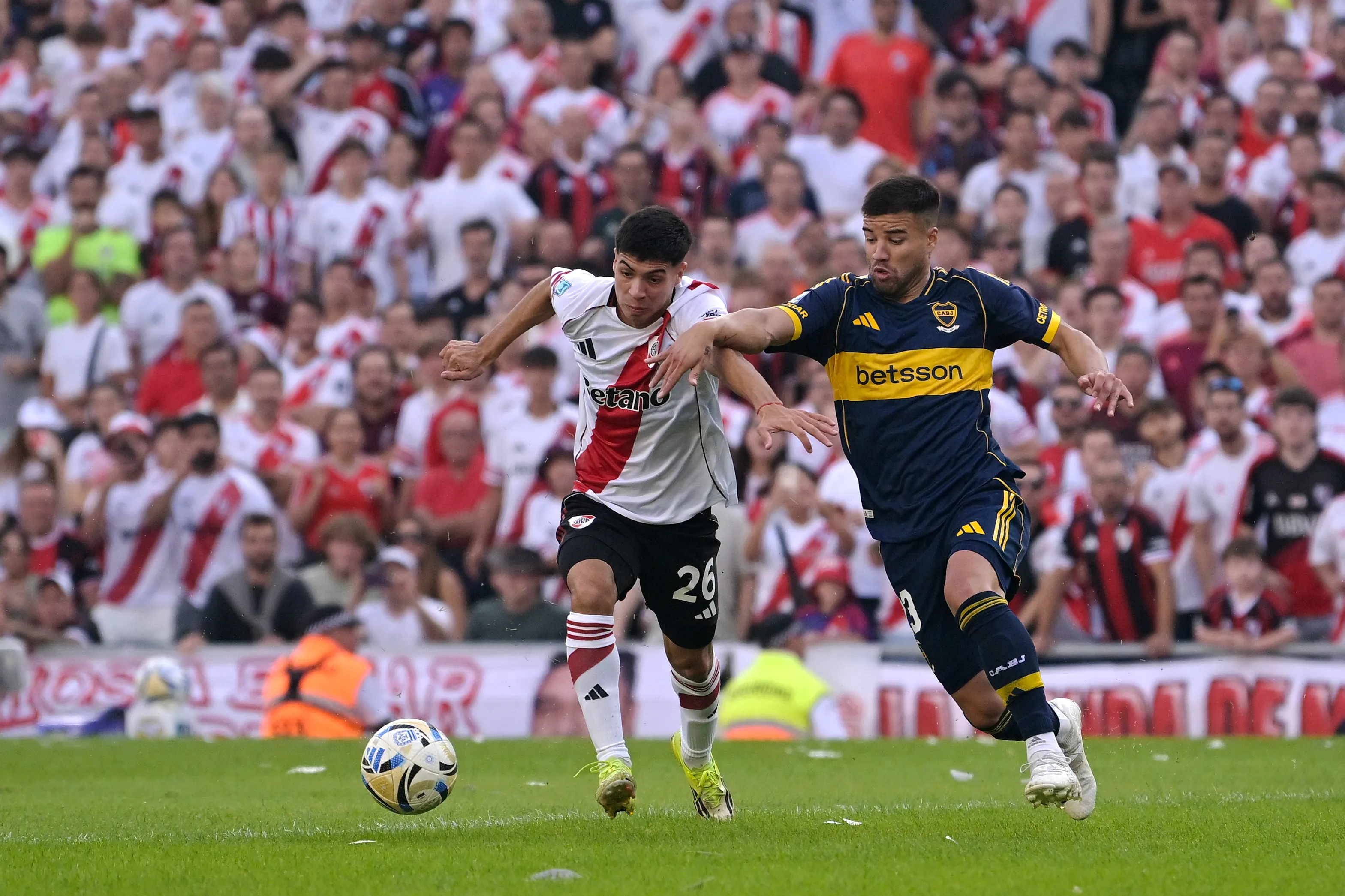 Tomás Galván y Marcelo Weigandt en el Superclásico entre River y Boca. (Getty Images)