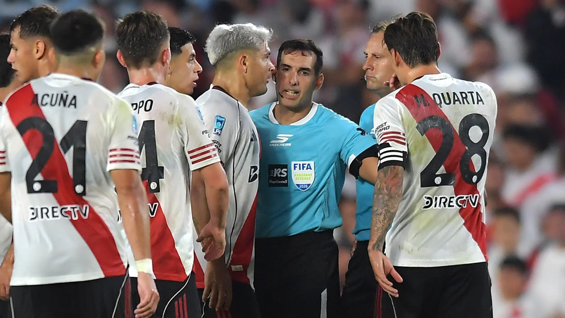 Lucas Martínez Quarta y Maximiliano Salas, contra Darío Herrera en el Superclásico entre River y Boca.