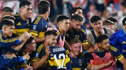 Los futbolistas de Boca celebraron la victoria en el campo de juego del Monumental