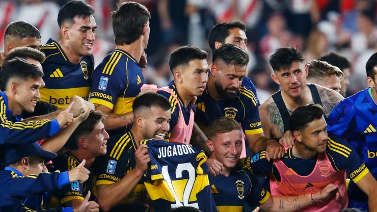 Los futbolistas de Boca celebraron la victoria en el campo de juego del Monumental