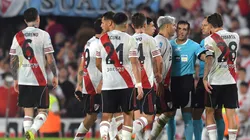 Los jugadores de River le reclamaron a Herrera.